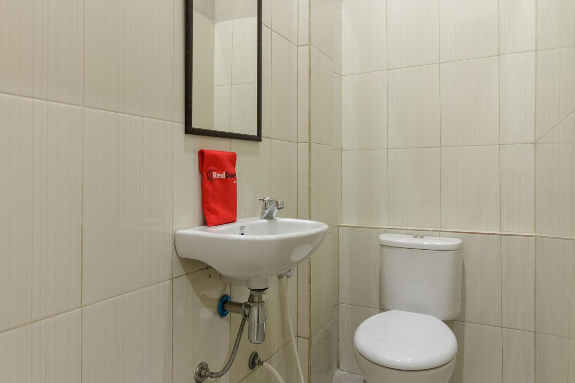 Reddoorz Near Puri Indah Mall ジャカルタ エクステリア 写真